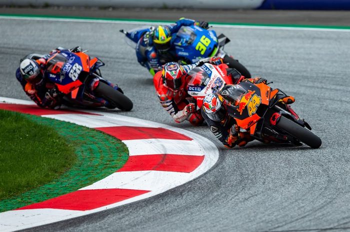 Pembalap Red Bull KTM, Pol Espargaro, saat memimpin grup terdepan pada balapan MotoGP Styria di Red Bull Ring, Austria, 23 Agustus 2020. Tampak dalam gambar Pol Espargaro diikuti oleh Jack Miller (Pramac Racing/43), Joan Mir (Suzuki Ecstar/36), dan Miguel Oliveira (KTM Tech3/88).