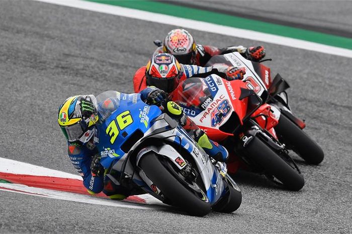 Pembalap Suzuki Escstar, Joan Mir, saat memimpin balapan MotoGP Styria di Red Bull Ring, Austria. 23 Agustus 2020. Tampak Joan Mir sedang diikuti oleh Jack Miller (Pramac Racing/43) dan Takaaki Nakagami (LCR Honda/30). 