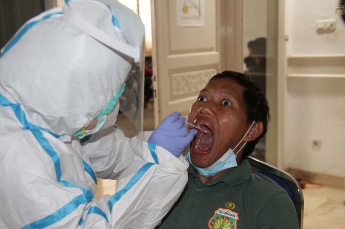 Gelandang Bhayangkara FC, Adam Alis, saat mengikuti tes swab di mes pemain pada Selasa (25/8/2020).