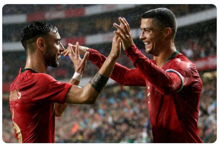 Bruno Fernandes (kiri) dan Cristiano Ronaldo saat bermain untuk timnas Portugal.