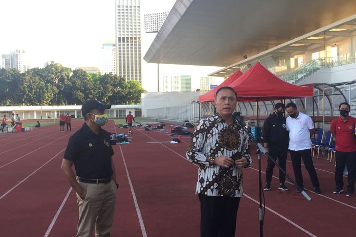 Ketua ujum PSSI saat doorstop setelah menyaksikan latihan Timnas u-19 Indonesia di Stadion Madya, Senayan, Jumat (28/8/2020).