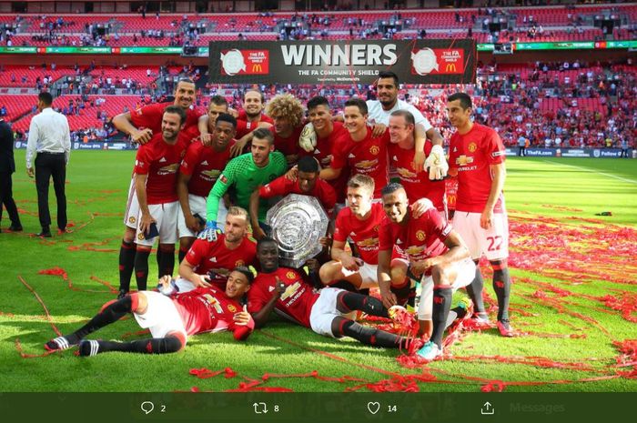 Skuad Manchester United merayakan gelar Community Shield 2016.