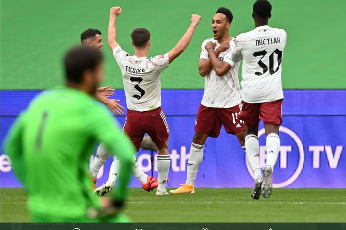 Penyerang Arsenal, Pierre-Emerick Aubameyang, melakukan selebrasi usai menjebol gawang Liverpool pada laga Community Shield di Stadion Wembley, Sabtu (29/8/2020).