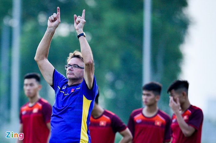 Pelatih timnas U-19 Vietnam, Philippe Omar Troussier saat melatih pemain.