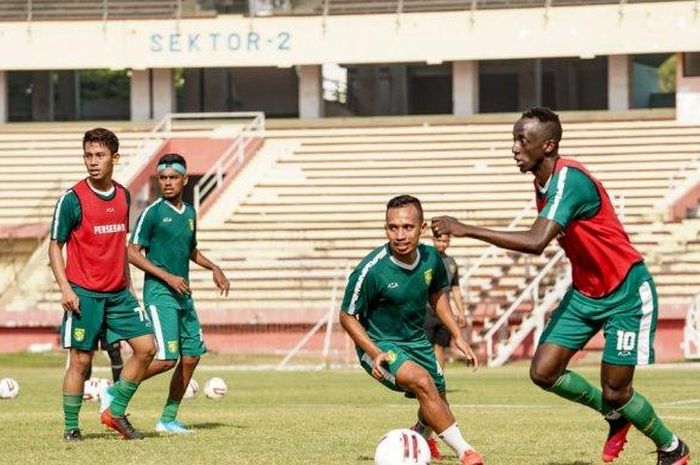 Makan Konate terlihat mengikuti sesi latihan Persebaya Surabaya di Stadion Gelora Delta, Sabtu (31/8/2020).