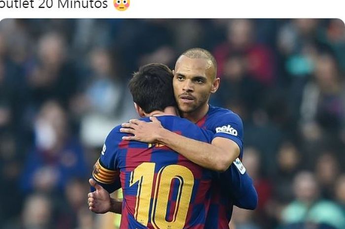 Penyerang Barcelona, Martin Braithwaite, memeluk Lionel Messi.