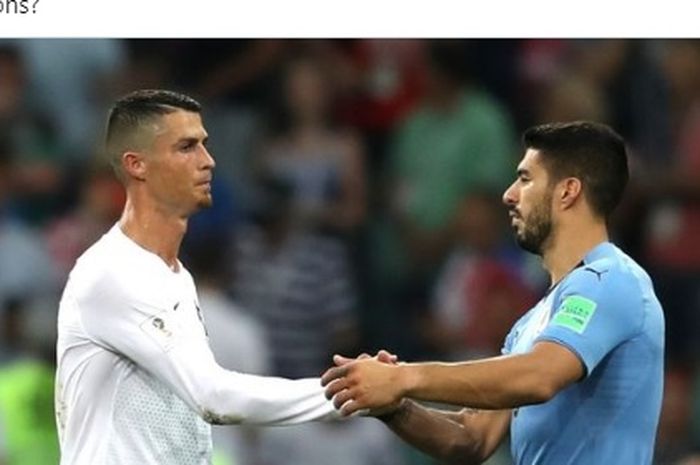 Cristiano Ronaldo bersalaman dengan Luis Suarez. 