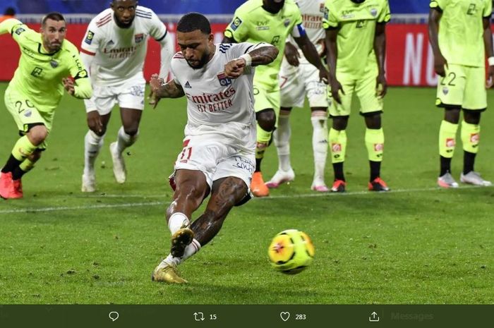 Memphis Depay cetak gol penalti dalam duel Olympique Lyon vs Dijon di Liga Prancis, 28 Agustus 2020.