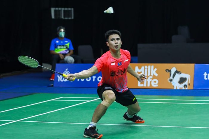 Pebulu tangkis tunggal putra. Ikhsan Leonardo Imanuel Rumbay, saat menjalani pertandingan melawan Firman Abdul Kholik pada pertandingan Simulasi Piala Thomas 2020. Ikhsan menang 21-16, 21-15 di Hall Pelatnas PP PBSI, Cipayung, Jakarta Timur, Kamis (3/9/2020).