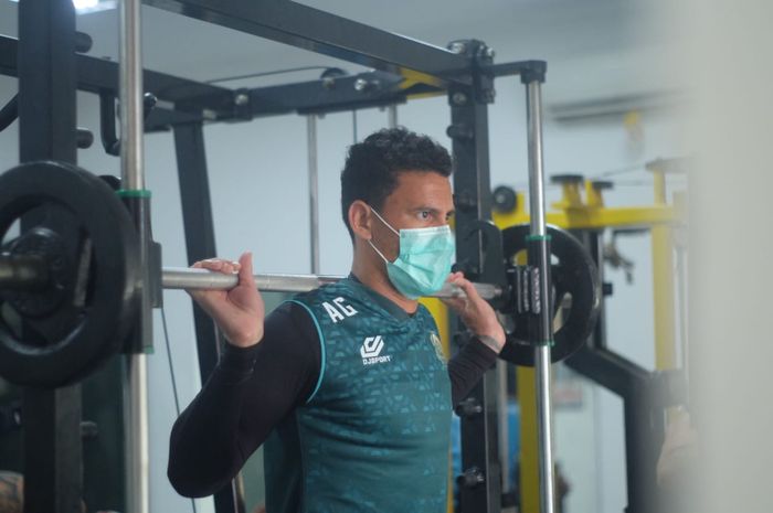 Penyerang asing Tira Persikabo, Alex dos Santos, sedang latihan gym