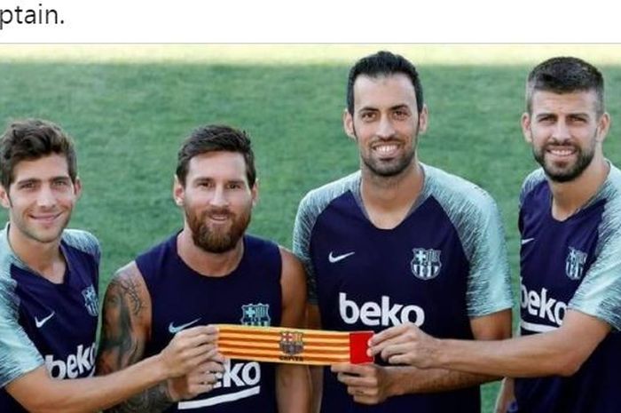 Sergi Roberto, Lionel Messi, Sergio Busquets, dan Gerard Pique memegang ban kapten Barcelona.