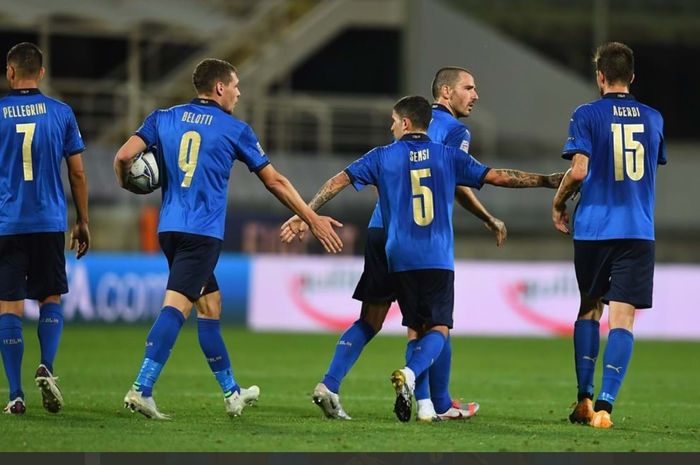 Para pemain timnas Italia menyambut gol Stefano Sensi ke gawang Bosnia dan Herzegovina dalam laga yang berkesudahan 1-1 pada UEFA Nations League, Sabtu (5/9/2020) dini hari.