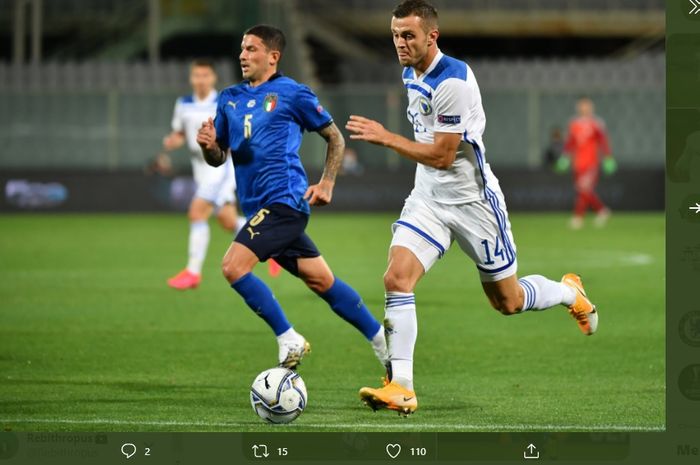 Pemain&nbsp;Bosnia-Herzegovina, Armin Hodzic, menggiring bola dalam laga&nbsp;Grup 1 Liga A UEFA Nations League kontra timnas Italia,&nbsp;di Stadio Artemio Franchi, Florence, Jumat (4/9/2020)&nbsp;pukul 20.45 waktu setempat atau Sabtu pukul 01.45 WIB.&nbsp;