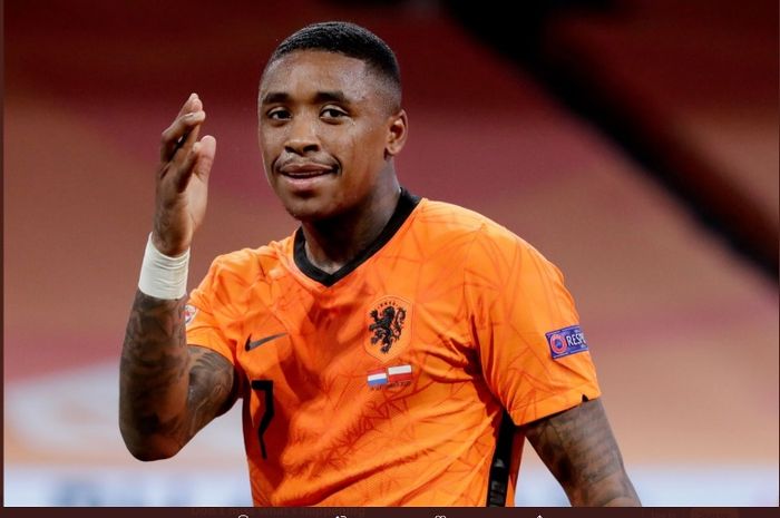 Pemain timnas Belanda, Steven Bergwijn, melakukan selebrasi seusai menjebol gawang Polandia dalam laga di Johan Cruijff ArenA, Jumat (4/9/2020).