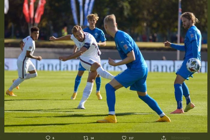 Penyerang timnas Inggris, Harry Kane, menembak ke gawang timnas Islandia dalam laga UEFA Nations League di Reykjavik, 5 September 2020.