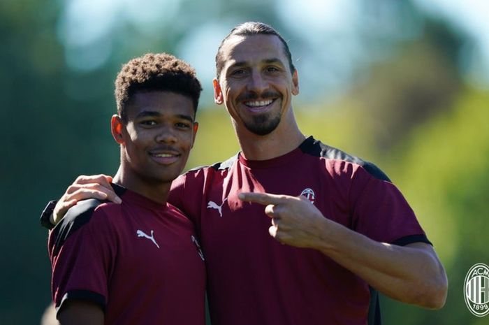 Penyerang muda AC Milan, Emil Roback, berpose dengan seniornya, Zlatan Ibrahimovic.