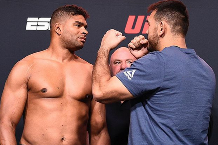Petarung dua dekade, Alistair Overeem (kiri) dan lawannya Augusto Sakai (kanan) pada sesi face-off, UFC Fight Night 176.