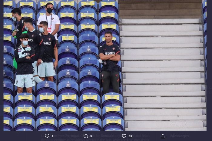 Cristiano Ronaldo menyaksikan duel UEFA Nations League antara timnas Portugal vs Kroasia dari tribune Stadion Do Dragao, 5 September 2020.