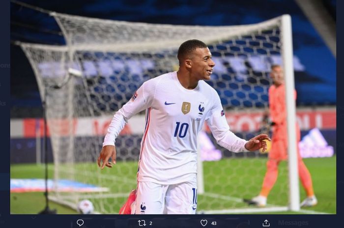 Penyerang timnas Prancis, Kylian Mbappe,  mencetak gol ke gawang Swedia pada UEFA Nations League di Friends Arena Stockholm, 5 September 2020.