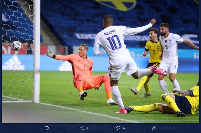 Penyerang timnas Prancis, Kylian Mbappe (kanan),  mencetak gol ke gawang Swedia pada laga UEFA Nations League di Friends Arena Solna, 5 September 2020.