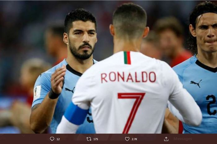 Luis Suarez bersalaman dengan Cristiano Ronaldo dalam partai timnas Uruguay vs Portugal.