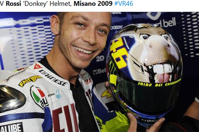 Valentino Rossi memamerkan helm dengan wajah keledai di sisi atas. Helm ini digunakannya pada balapan MotoGP San Marino musim 2009.