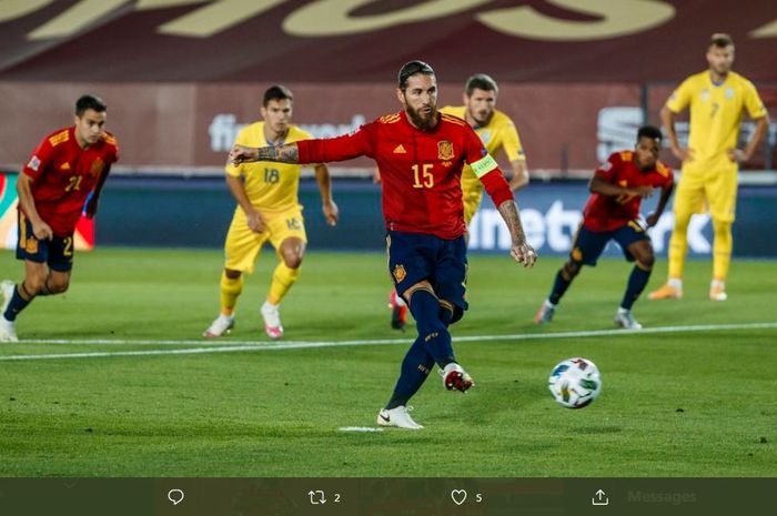 Sergio Ramos cetak gol penalti untuk timnas Spanyol ke gawang Ukraina pada laga UEFA Nations League di Stadion Alfredo Di Stefano, Madrid, 6 September 2020.