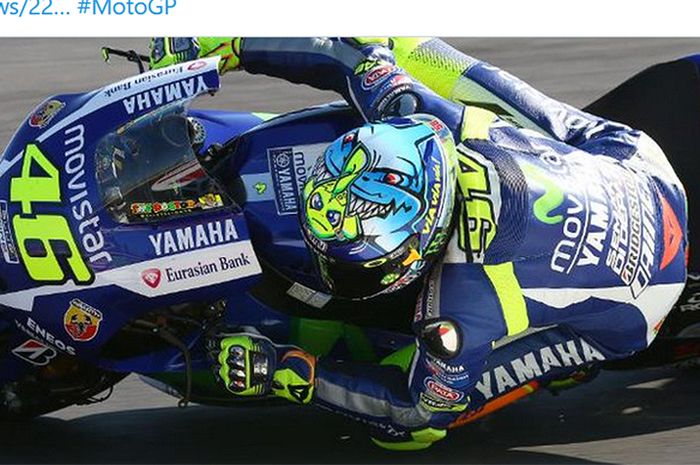 Valentino Rossi menggunakan helm spesial pada balapan MotoGP San Marino musim 2015. Ikan kecil mewakili Rossi yang sedang diburu oleh rival-rivalnya. 