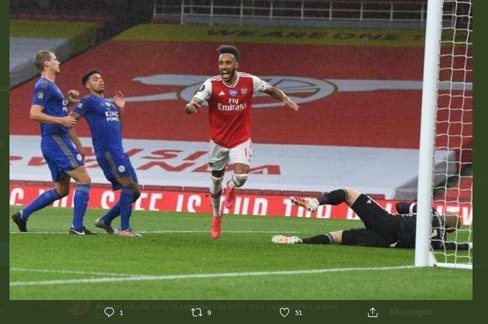 Pierre-Emerick Aubameyang merayakan golnya dalam laga Arsenal kontra Leicester City.