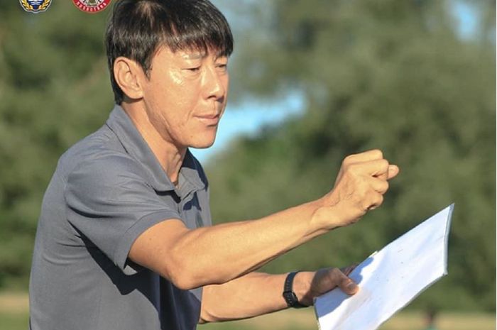 Pelatih Timnas U-19 Indonesia Shin Tae-yong memberi arahan kepada para pemainnya dalam latihan di Kroasia, Minggu (6/9/2020).