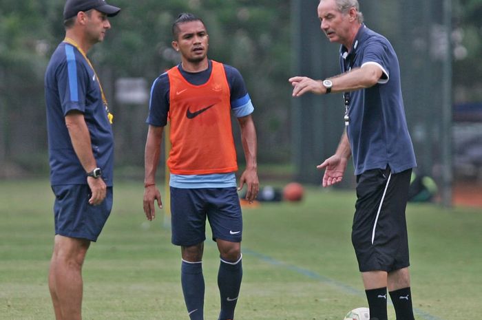 Alfred Riedl (kanan) dan Wolfgang Pikal di  latihan timnas Indonesia di Karawaci pada tahun 2014.