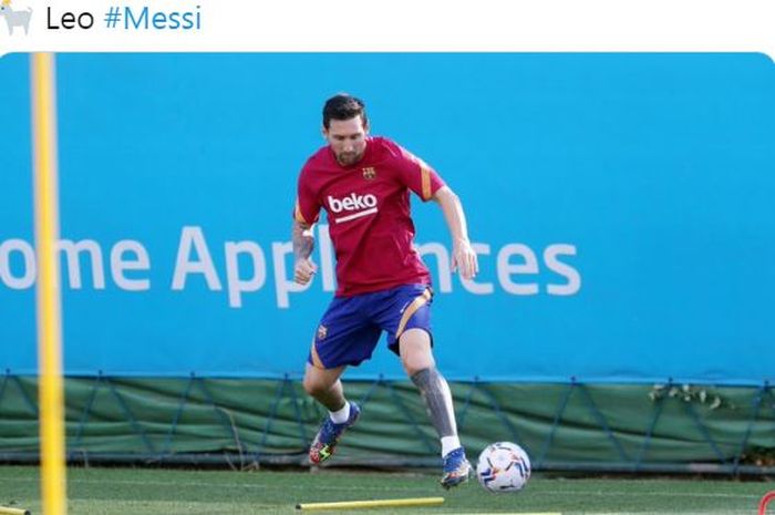 Megabintang Barcelona, Lionel Messi, kembali berlatih bareng Barca dan langsung mengontrol bola sambil terbang.