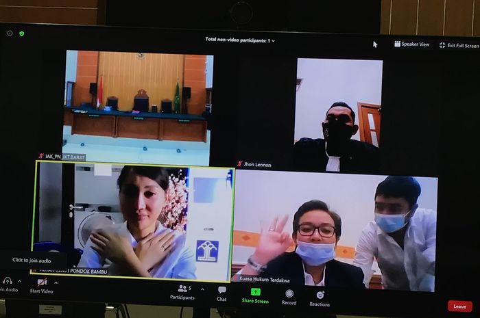 Lucinta Luna menerima semangat dari sang kekasih sesaat sebelum persidangan yang digelar di Pengadilan Negeri Jakarta Barat, Rabu (9/9/2020) dimulai.