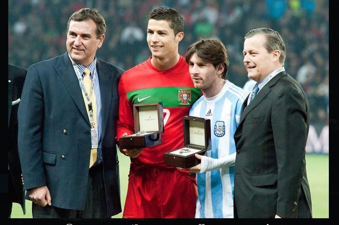 Cristiano Ronaldo dan Lionel Messi saat bertemu dalam duel persahabatan antara Portugal vs Argentina di Swiss pada 2011.