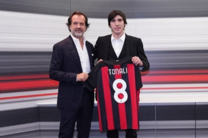 Sandro Tonali, mengenakan kostum nomor 8 AC Milan.