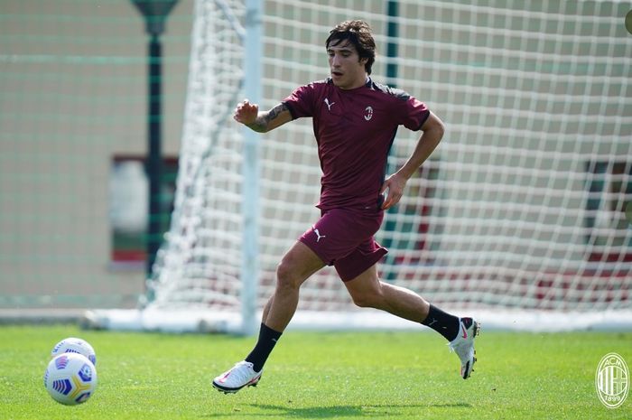 Latihan pertama Sandro Tonali sebagai pemain AC Milan.