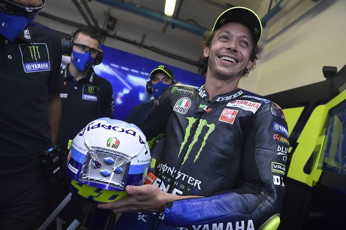 Pembalap Monster Energy Yamaha, Valentino Rossi, memamerkan helm edisi Misano menjelang sesi latihan bebas ketiga MotoGP San Marino di Sirkuit Misano, Italia, 12 September 2020.