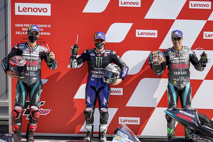 Dari kiri: Fabio Quartararo (Petronas Yamaha SRT), Maverick Vinales (Monster Energy Yamaha), dan Franco Morbidelli (Petronas Yamaha SRT) berpose setelah merebut posisi tiga teratas pada kualifikasi MotoGP San Marino di Sirkuit Misano, Italia, 12 September 2020. 