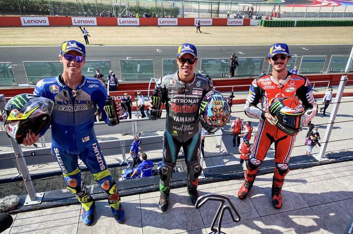 Para podium finisher (dari kiri ke kanan), Joan Mir, Franco Morbidelli, dan Francesco Bagnaia berpose di atas podium MotoGP San Marino 2020.