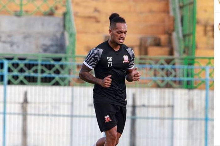 Pemain asing berdarah Jawa, Mickael Partodikromo, sedang latihan bersama Madura United