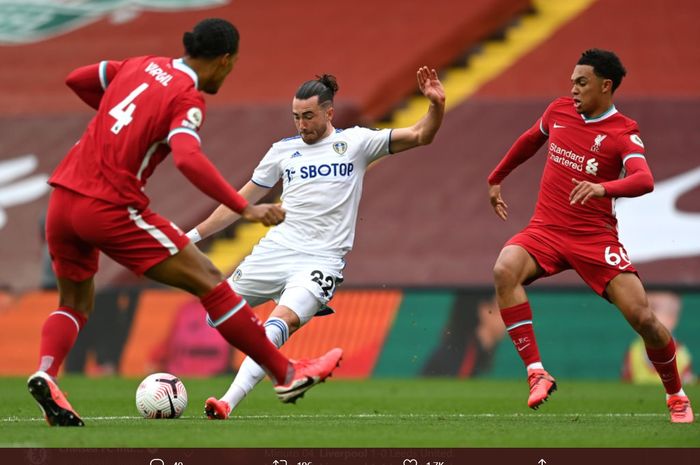 Pemain Leeds United, Jack Harrison, melepaskan tembakan ketika dua bek Liverpool, Virgil van Dijk dan Trent Alexander-Arnold berusaha memblokade pada laga perdana Liga Inggris, Sabtu (12/9/2020).