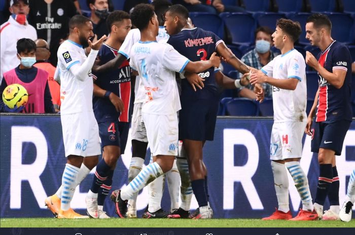 Para pemain Paris Saint-Germain dan Olympique Marseille terlibat bentrokan dalam laga Liga Prancis yang berlangsung di Parc des Princes, Minggu (13/9/2020).