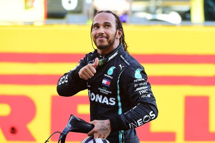 Pembalap Mercedes, Lewis Hamilton, mengacungkan jempol ke arah timnya usai memastikan diri menjadi juara GP Toskana 2020 di Sirkuit Mugello, Italia, Minggu (13/9/2020).