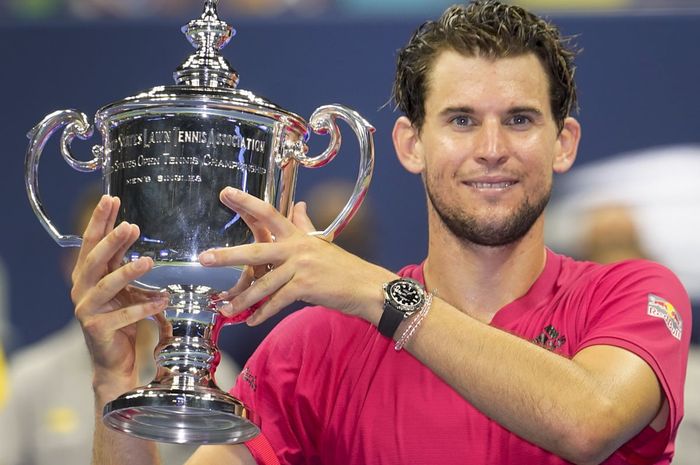 Petenis putra Austria, Dominic Thiem, berfoto dengan trofi US Open 2020 yang dia raih usah memenangi laga final kontra Alexander Zverev (Jerman) dengan skor 2-6, 4-6, 6-4, 6-3, 7-6(6) di Arthur Ashe Stadium, New York City, New York, Amerika Serikat, Senin (14/9/2020) dini hari WIB.