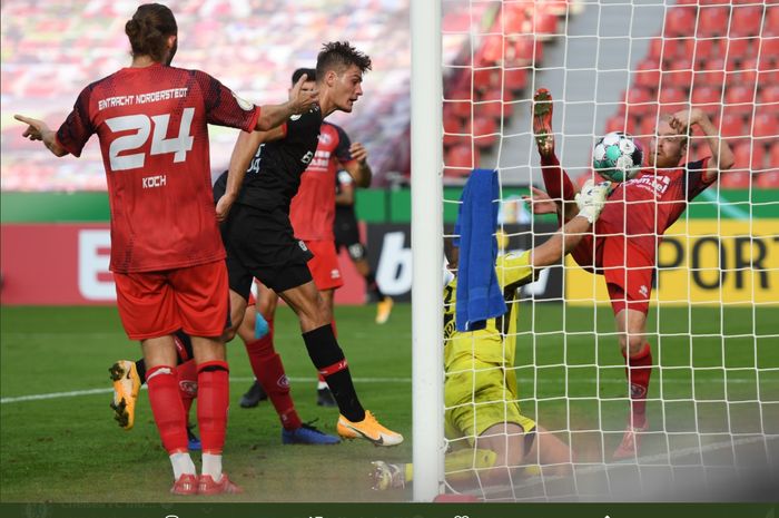 Penyerang anyar Bayer Leverkusen, Patrick Schick, turut menyumbang satu gol dalam kemenangan telak 7-0 atas Eintracht Norderstedt pada putaran pertama DFB Pokal, Minggu (13/9/2020).