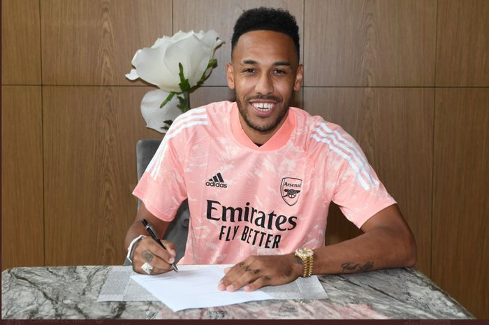 Pierre-Emerick Aubameyang resmi memperpanjang masa baktinya bersama Arsenal hingga akhir Juni 2023.