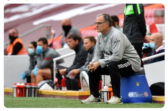 Pelatih Leeds United, Marcelo Bielsa, duduk di atas ember saat mengawal timnya bertanding.