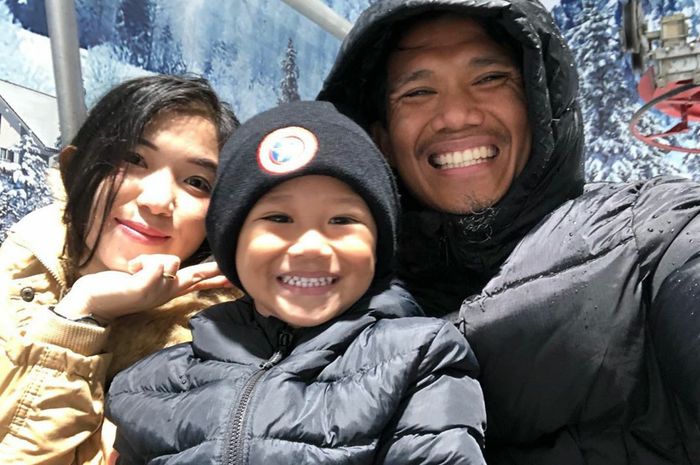 Gelandang Persija Jakarta, Sandi Sute bersama istri dan sang anak Habib Ibrahim Sute.