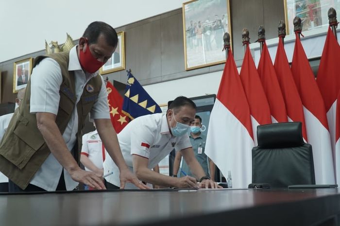 Ketua Umum PSSI, Mochamad Iriawan (kanan), dengan Ketua BNPB, Doni Monardo (kiri).