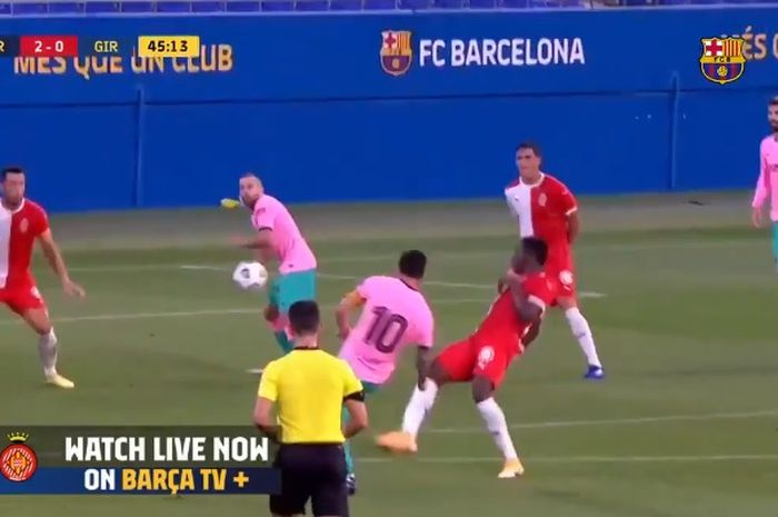 Megabintang Barcelona, Lionel Messi, mencetak gol debut indah kaki kanan untuk Barca era Ronald Koeman.